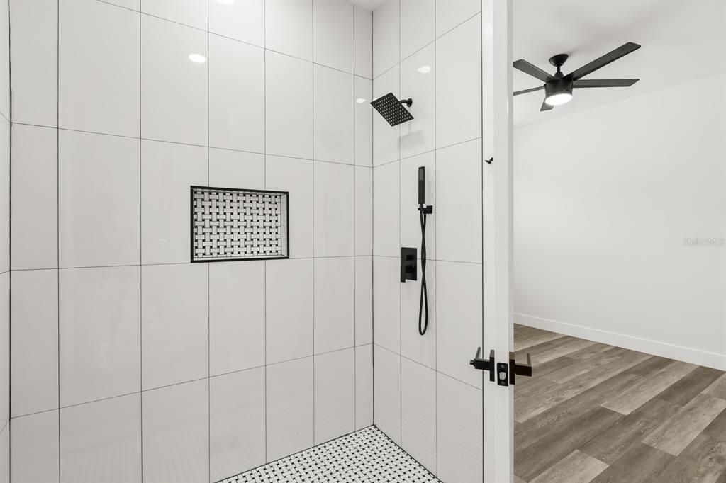 Activo con contrato: $449,000 (4 camas, 3 baños, 2058 Pies cuadrados)