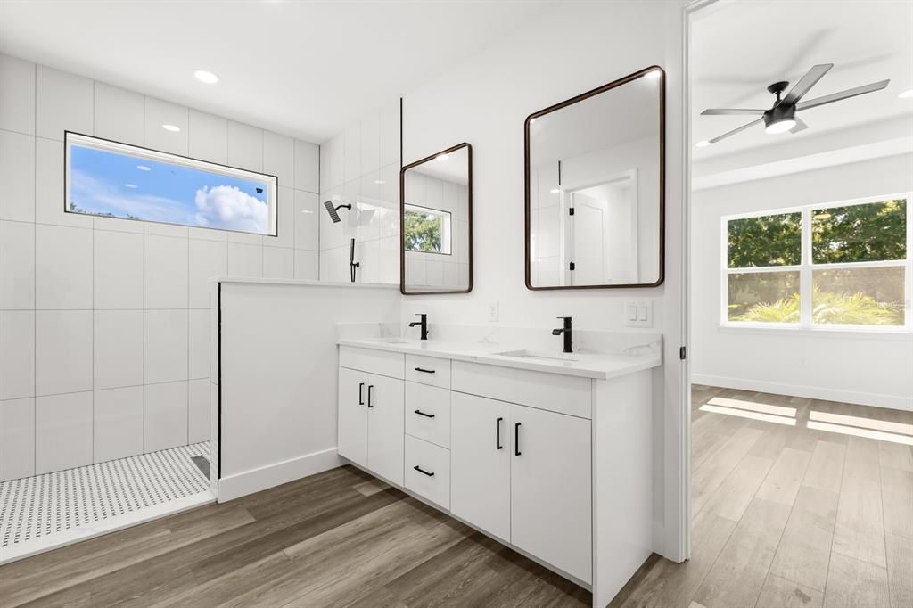 Activo con contrato: $449,000 (4 camas, 3 baños, 2058 Pies cuadrados)