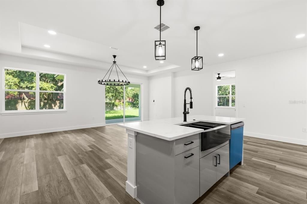 Activo con contrato: $449,000 (4 camas, 3 baños, 2058 Pies cuadrados)