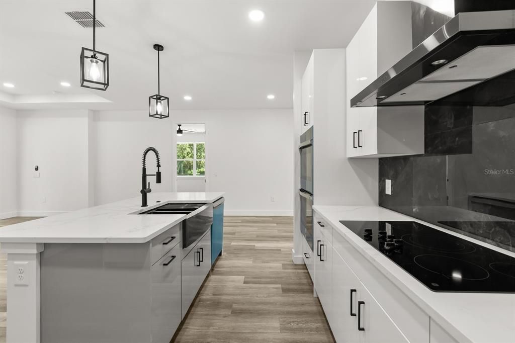 Activo con contrato: $449,000 (4 camas, 3 baños, 2058 Pies cuadrados)