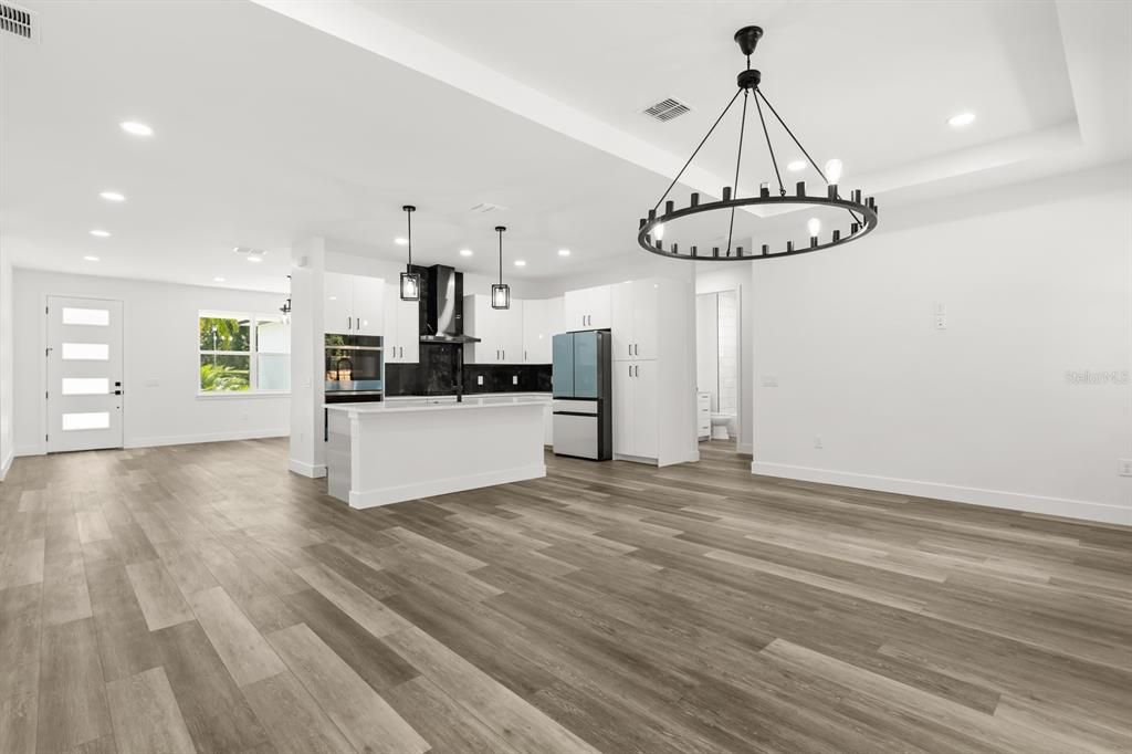 Activo con contrato: $449,000 (4 camas, 3 baños, 2058 Pies cuadrados)