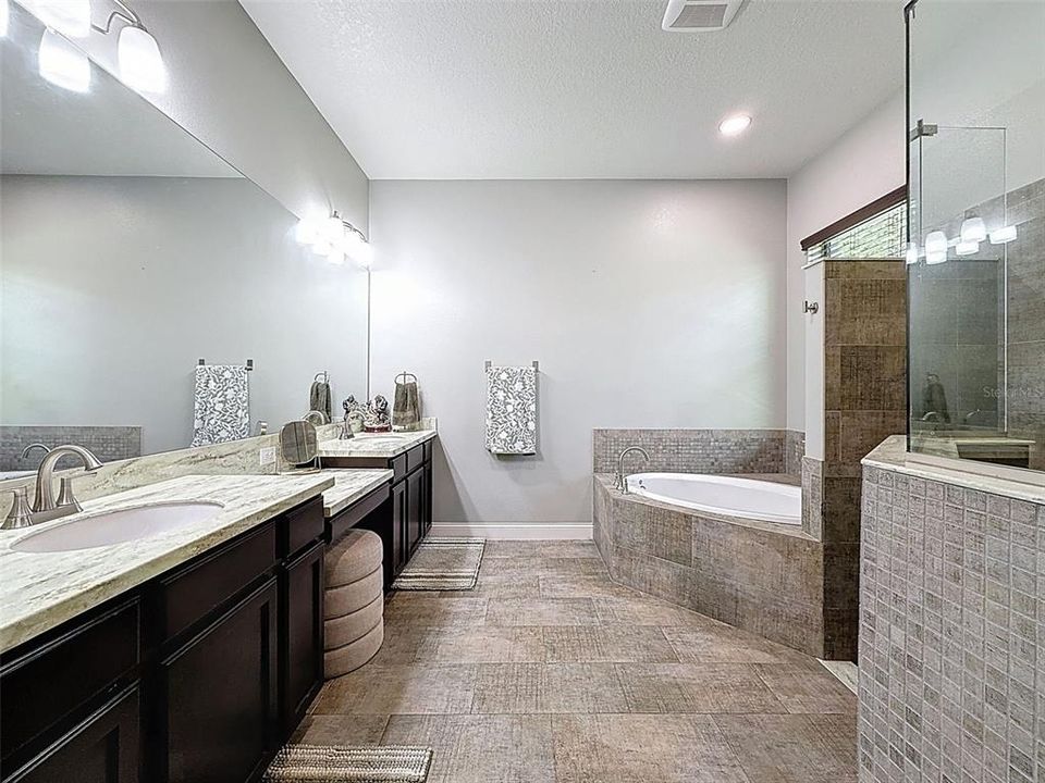 合同活跃: $998,900 (5 贝兹, 4 浴室, 3824 平方英尺)