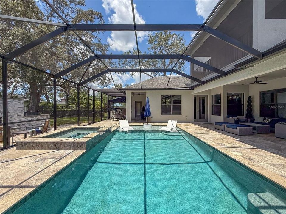 合同活跃: $998,900 (5 贝兹, 4 浴室, 3824 平方英尺)