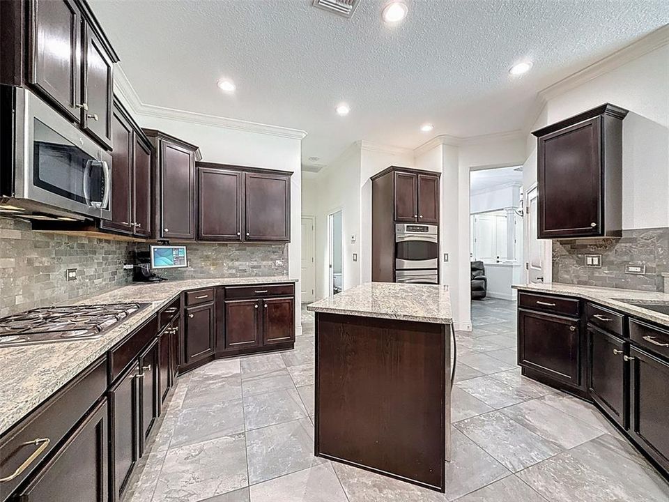 合同活跃: $998,900 (5 贝兹, 4 浴室, 3824 平方英尺)