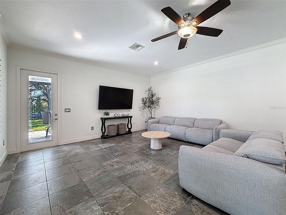 合同活跃: $998,900 (5 贝兹, 4 浴室, 3824 平方英尺)