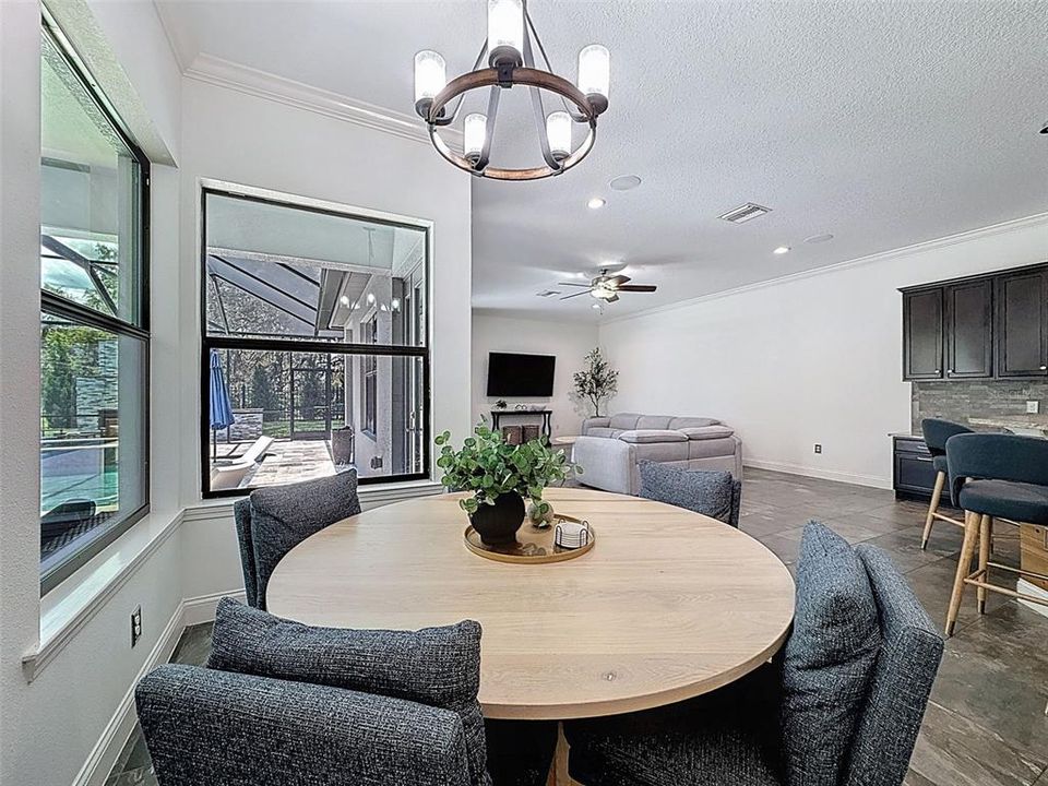 合同活跃: $998,900 (5 贝兹, 4 浴室, 3824 平方英尺)