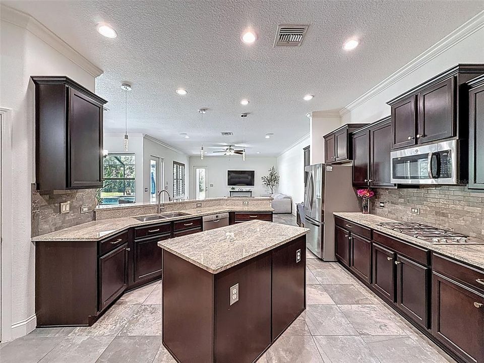 合同活跃: $998,900 (5 贝兹, 4 浴室, 3824 平方英尺)