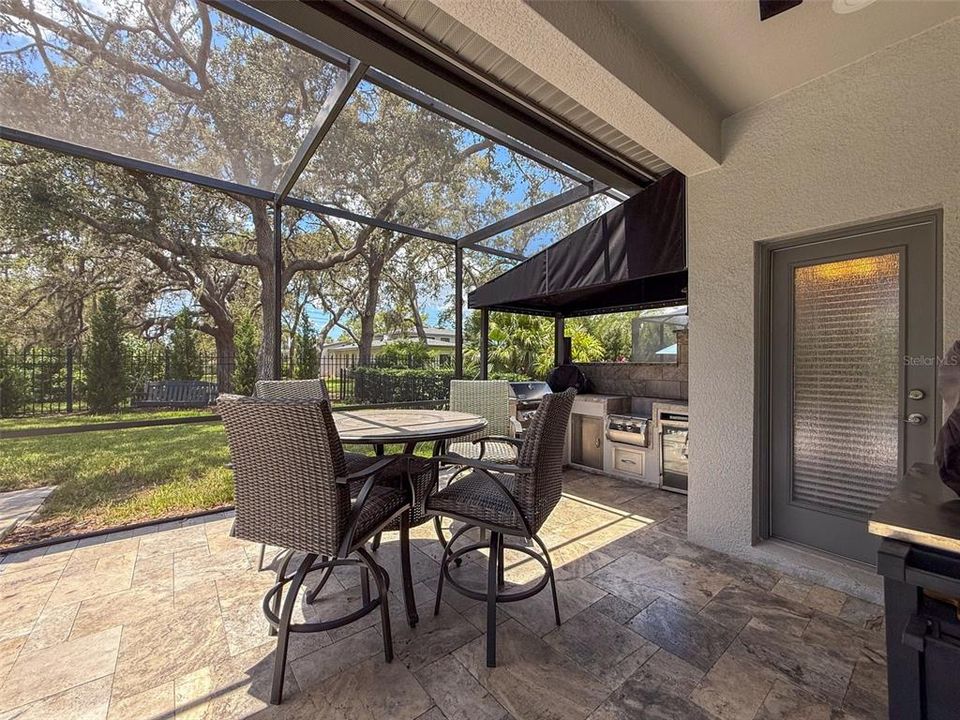 合同活跃: $998,900 (5 贝兹, 4 浴室, 3824 平方英尺)