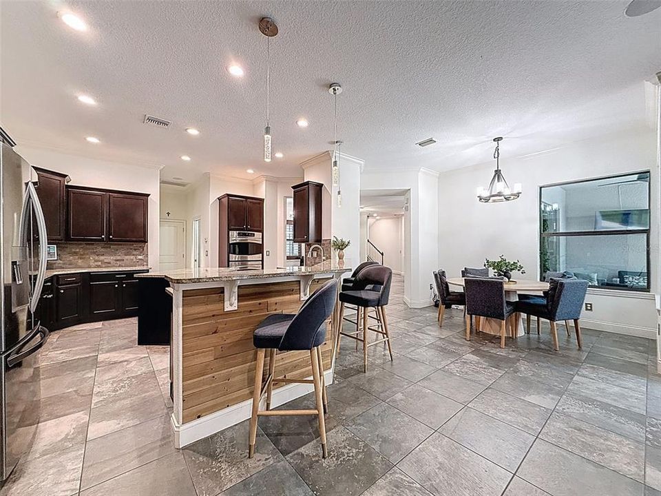 合同活跃: $998,900 (5 贝兹, 4 浴室, 3824 平方英尺)