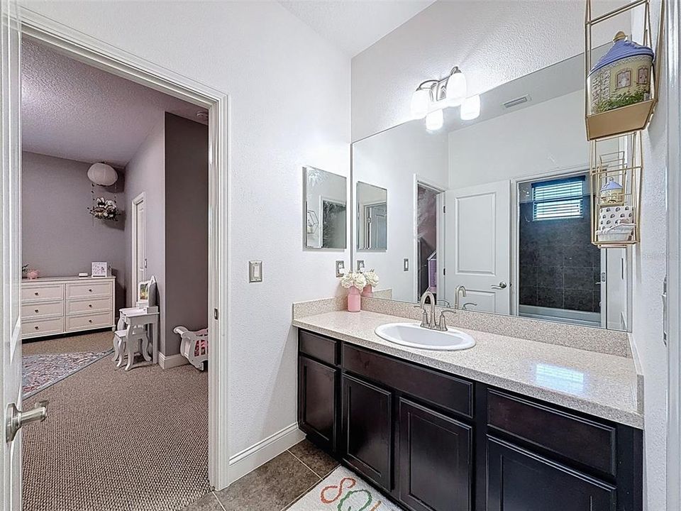 合同活跃: $998,900 (5 贝兹, 4 浴室, 3824 平方英尺)