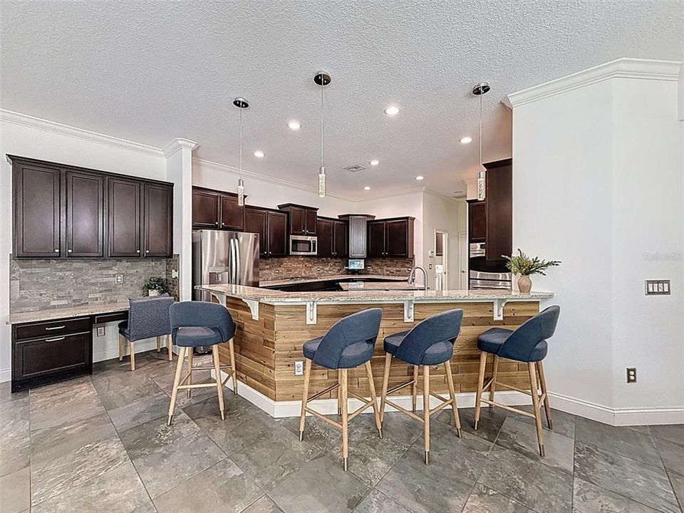 合同活跃: $998,900 (5 贝兹, 4 浴室, 3824 平方英尺)