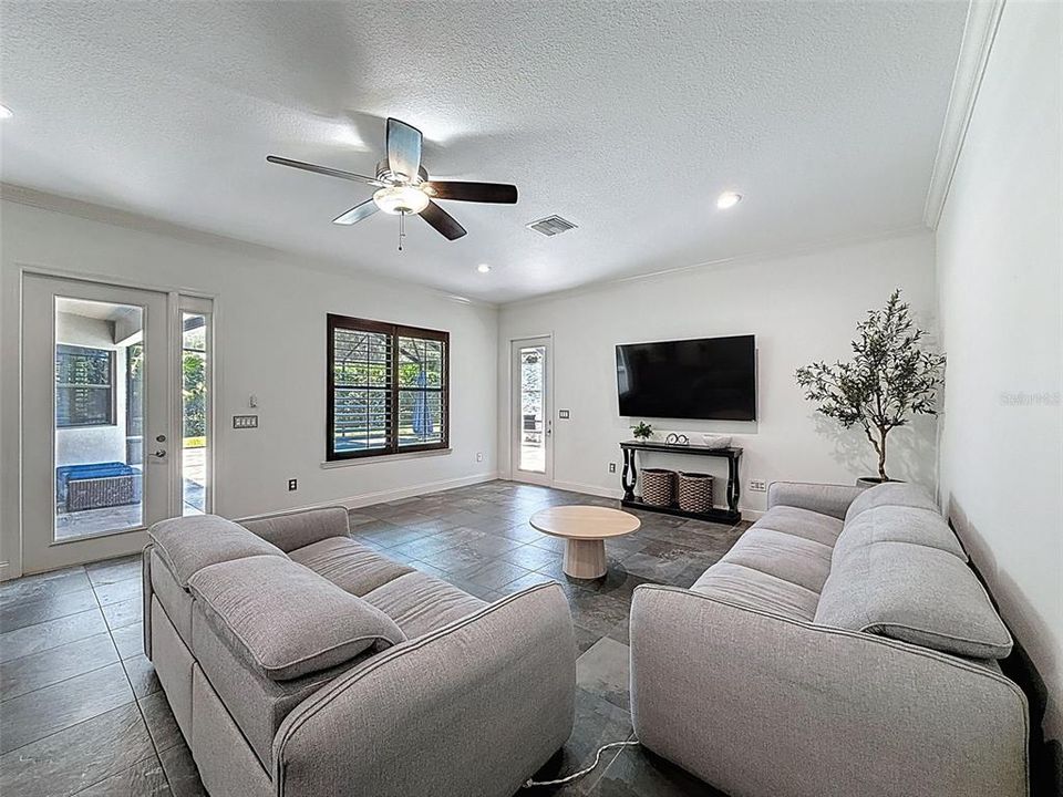 合同活跃: $998,900 (5 贝兹, 4 浴室, 3824 平方英尺)