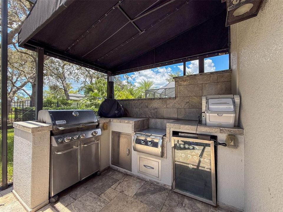 合同活跃: $998,900 (5 贝兹, 4 浴室, 3824 平方英尺)