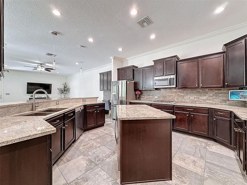 合同活跃: $998,900 (5 贝兹, 4 浴室, 3824 平方英尺)