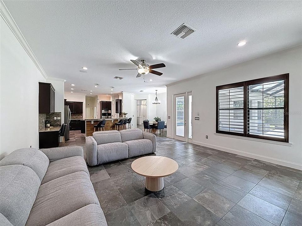 合同活跃: $998,900 (5 贝兹, 4 浴室, 3824 平方英尺)