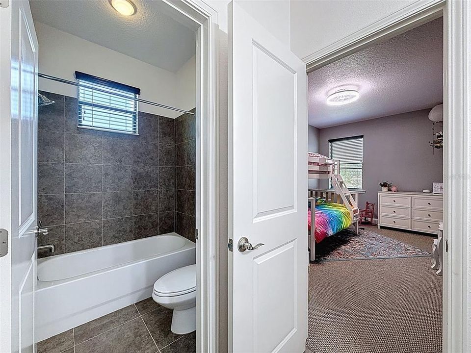 合同活跃: $998,900 (5 贝兹, 4 浴室, 3824 平方英尺)