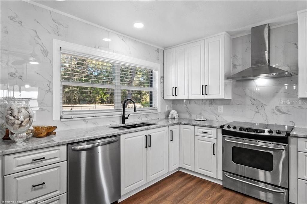 For Sale: $799,900 (5 beds, 3 baths, 3000 Square Feet)