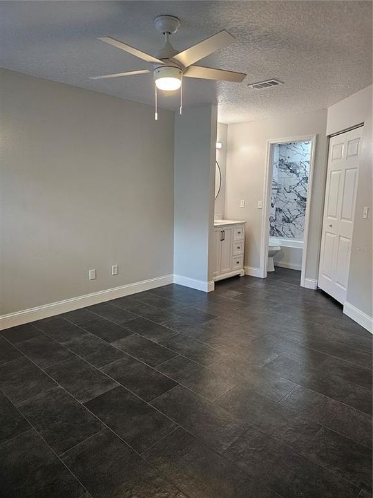 待售: $206,000 (2 贝兹, 2 浴室, 912 平方英尺)