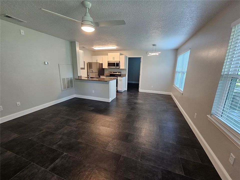 待售: $206,000 (2 贝兹, 2 浴室, 912 平方英尺)