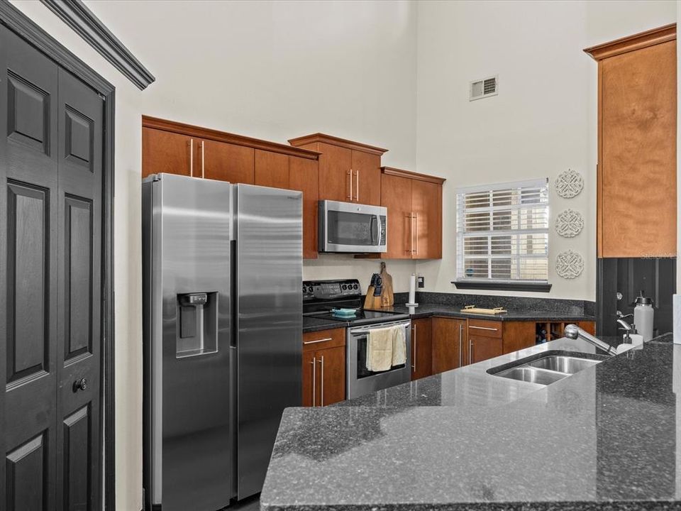 Active With Contract: $238,000 (1 beds, 1 baths, 832 Square Feet)