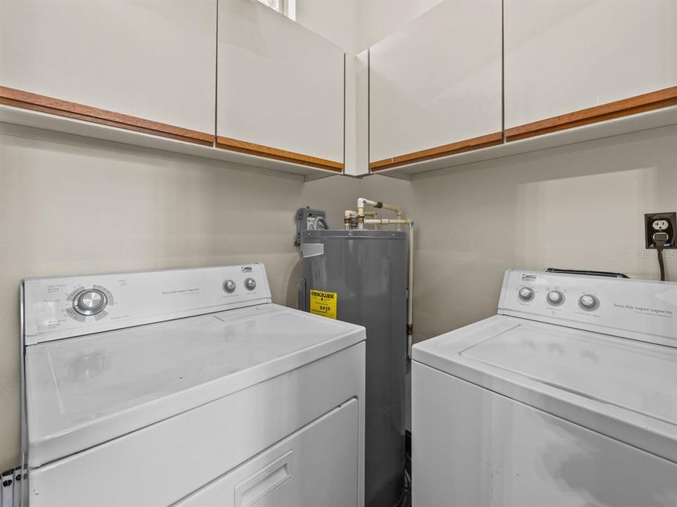 Active With Contract: $238,000 (1 beds, 1 baths, 832 Square Feet)