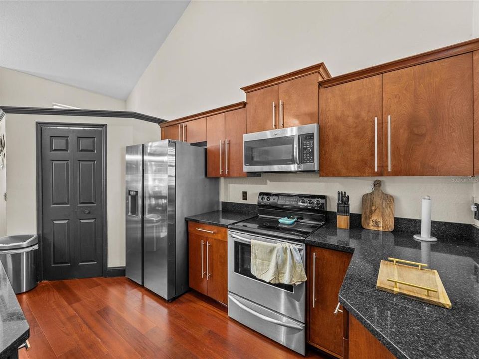 Active With Contract: $238,000 (1 beds, 1 baths, 832 Square Feet)