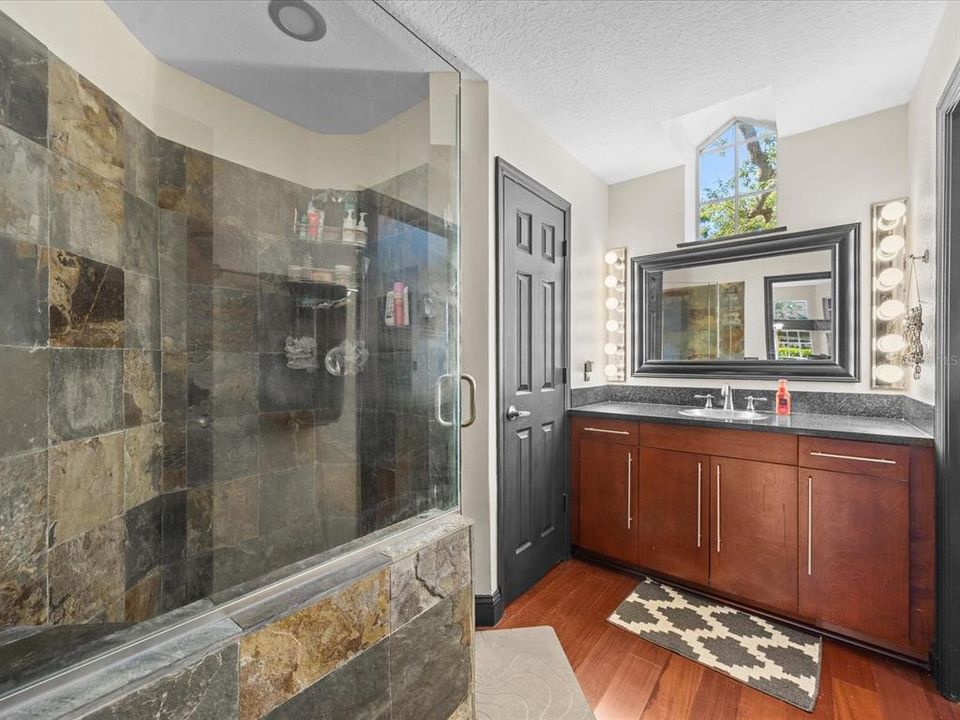 Active With Contract: $238,000 (1 beds, 1 baths, 832 Square Feet)