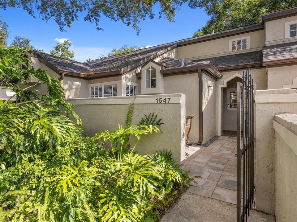 Active With Contract: $238,000 (1 beds, 1 baths, 832 Square Feet)