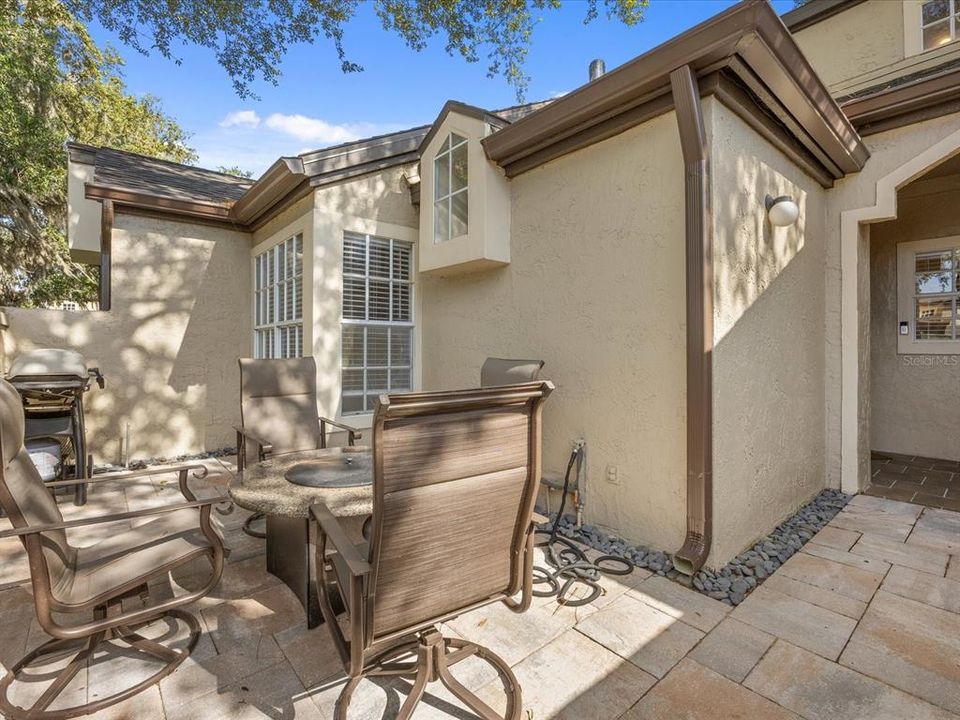 Active With Contract: $238,000 (1 beds, 1 baths, 832 Square Feet)