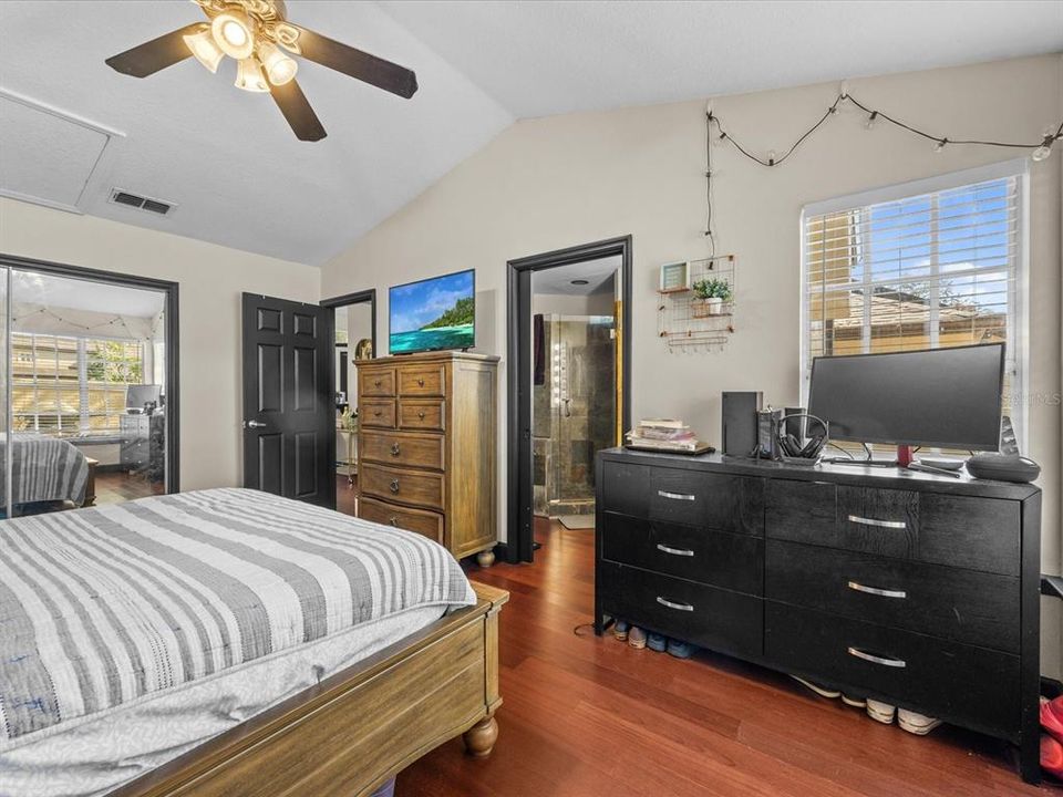 Active With Contract: $238,000 (1 beds, 1 baths, 832 Square Feet)