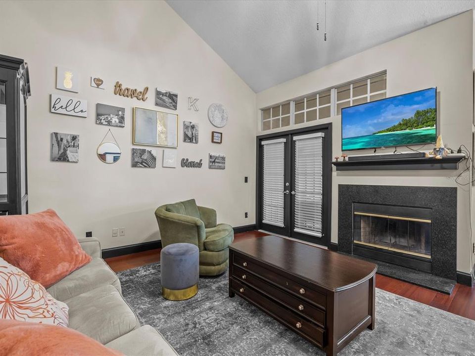 Active With Contract: $238,000 (1 beds, 1 baths, 832 Square Feet)