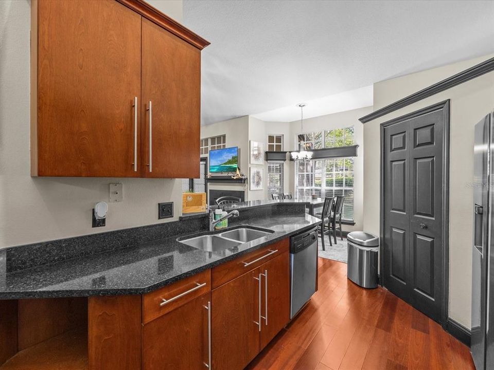 Active With Contract: $238,000 (1 beds, 1 baths, 832 Square Feet)