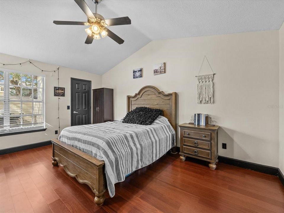 Active With Contract: $238,000 (1 beds, 1 baths, 832 Square Feet)