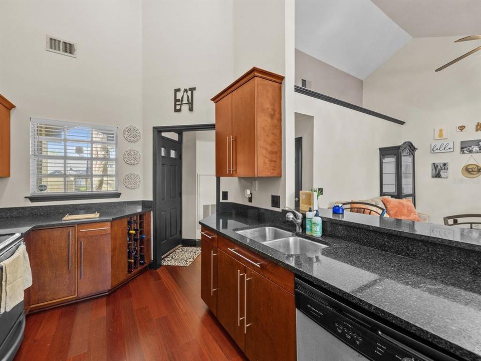 Active With Contract: $238,000 (1 beds, 1 baths, 832 Square Feet)