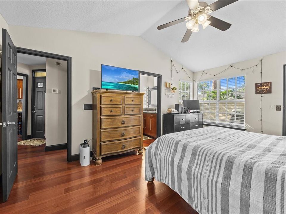 Active With Contract: $238,000 (1 beds, 1 baths, 832 Square Feet)