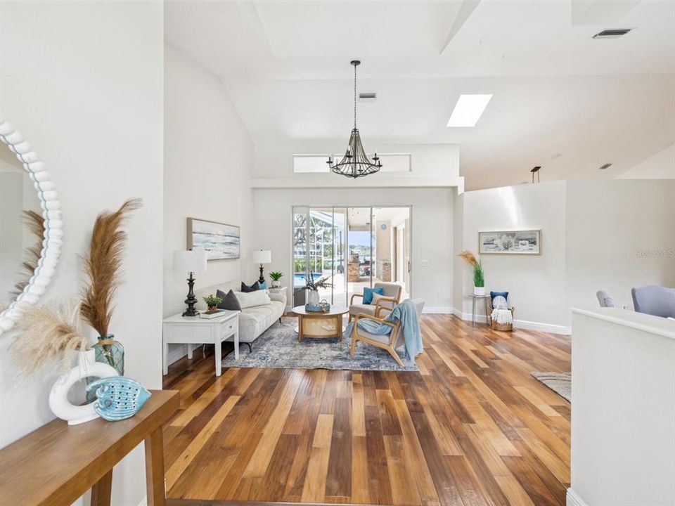 En Venta: $1,095,000 (4 camas, 3 baños, 2787 Pies cuadrados)