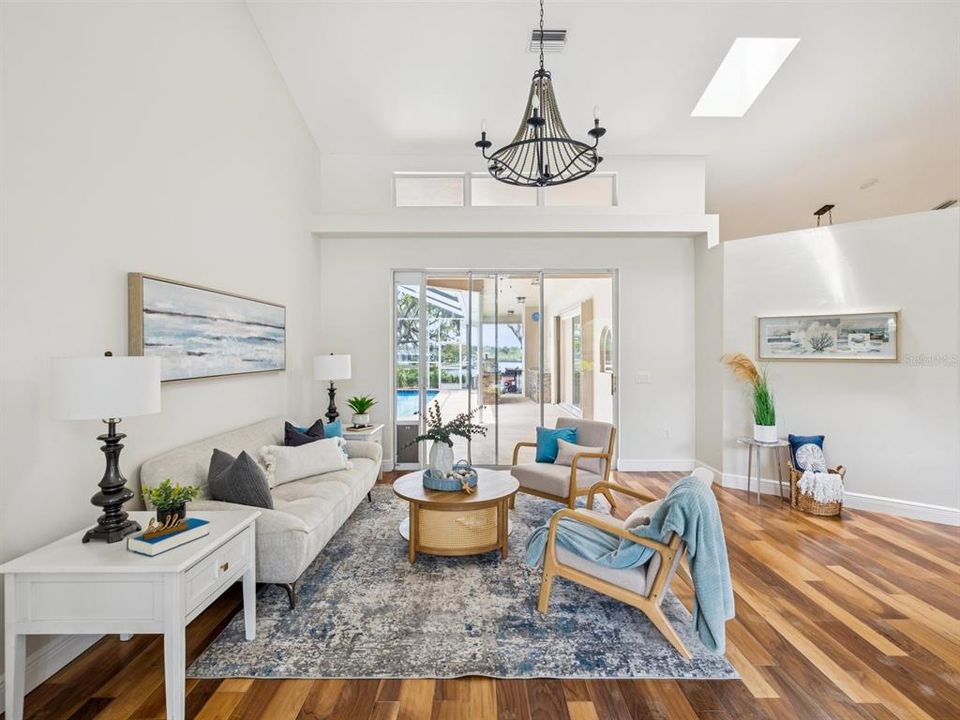 En Venta: $1,095,000 (4 camas, 3 baños, 2787 Pies cuadrados)