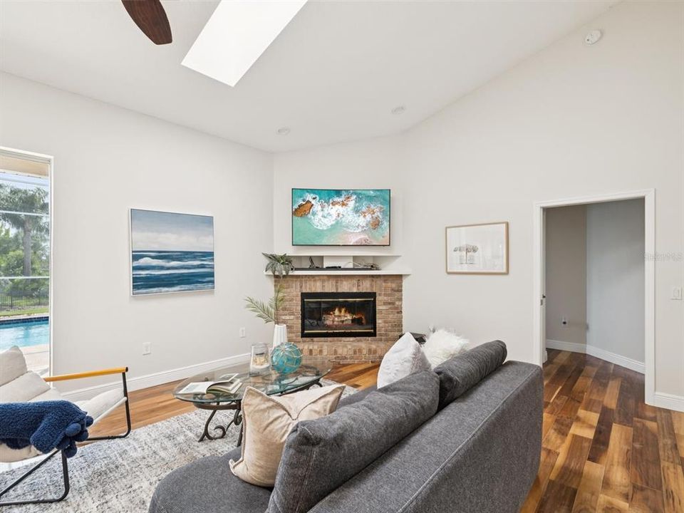 En Venta: $1,095,000 (4 camas, 3 baños, 2787 Pies cuadrados)