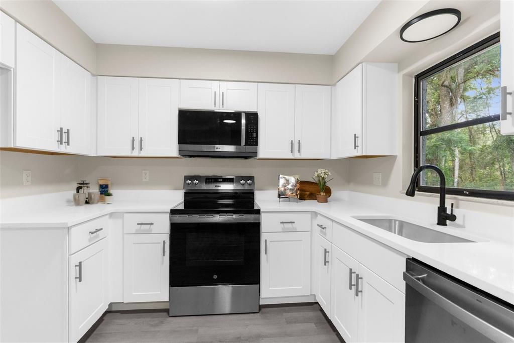 Active With Contract: $219,900 (2 beds, 2 baths, 999 Square Feet)