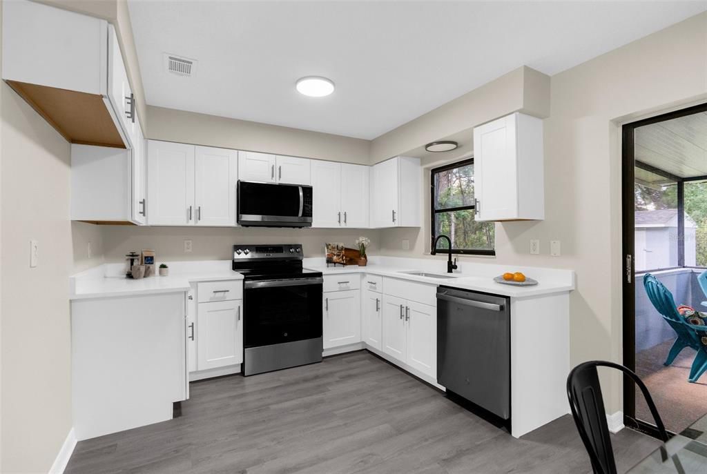 Active With Contract: $219,900 (2 beds, 2 baths, 999 Square Feet)