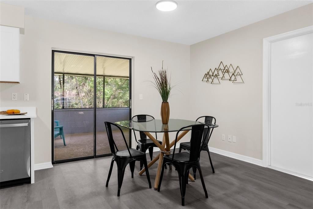 Active With Contract: $219,900 (2 beds, 2 baths, 999 Square Feet)