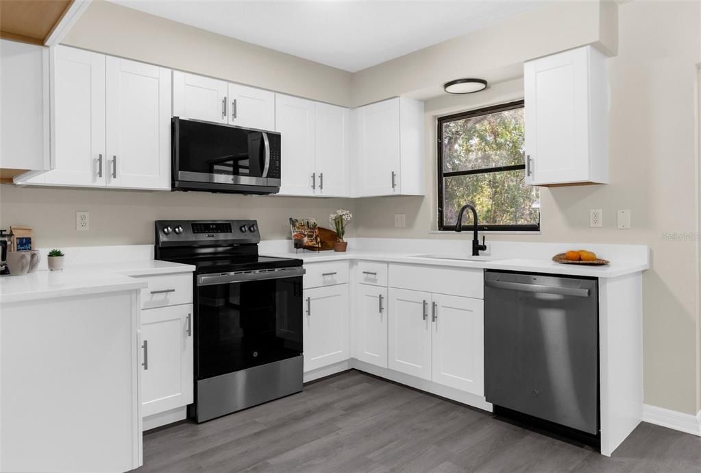 Active With Contract: $219,900 (2 beds, 2 baths, 999 Square Feet)