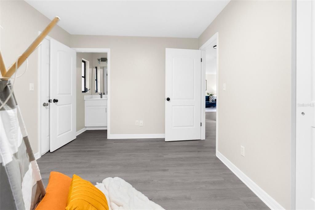 Active With Contract: $219,900 (2 beds, 2 baths, 999 Square Feet)