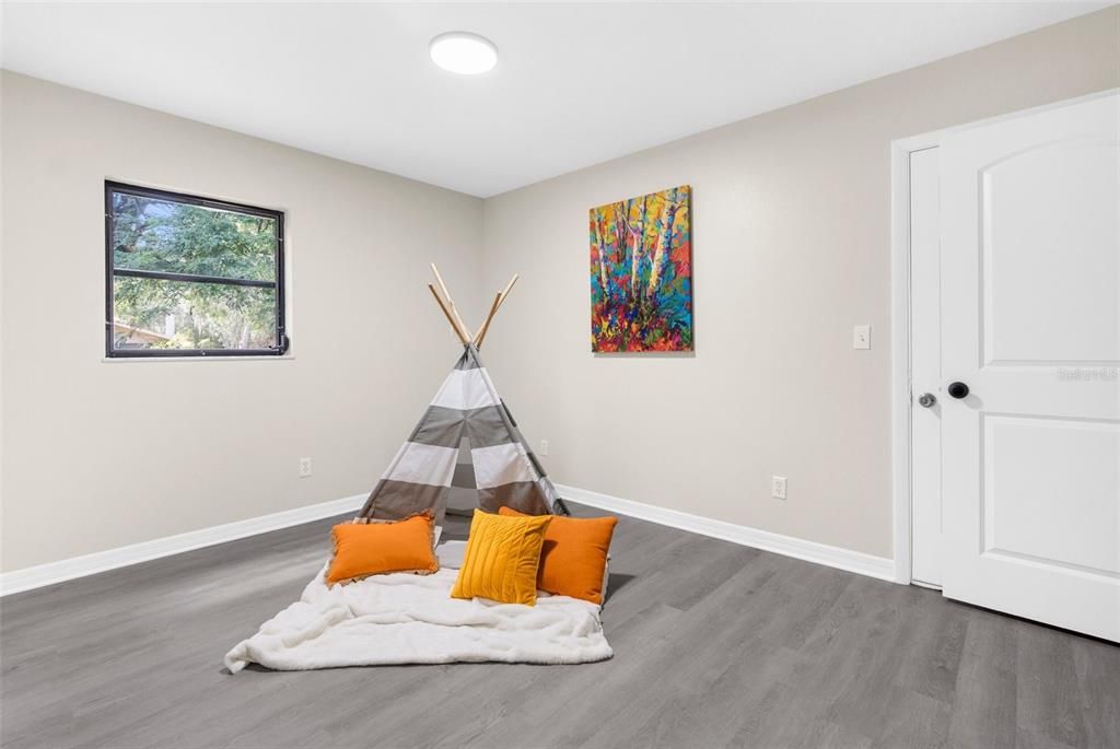 Active With Contract: $219,900 (2 beds, 2 baths, 999 Square Feet)