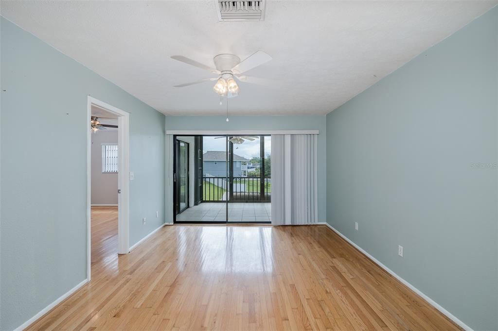 合同活跃: $134,900 (2 贝兹, 2 浴室, 1056 平方英尺)