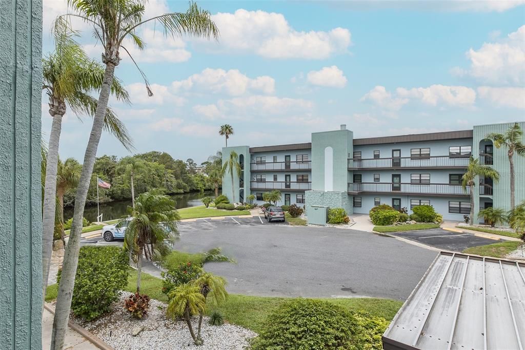 合同活跃: $134,900 (2 贝兹, 2 浴室, 1056 平方英尺)