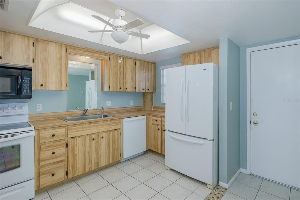 合同活跃: $134,900 (2 贝兹, 2 浴室, 1056 平方英尺)