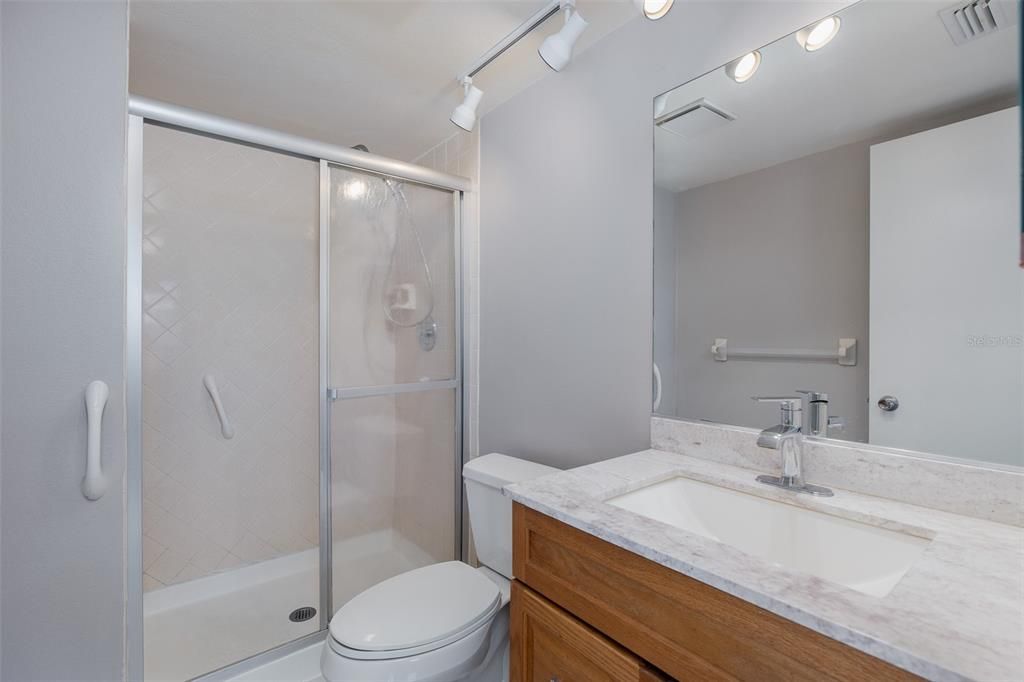 合同活跃: $134,900 (2 贝兹, 2 浴室, 1056 平方英尺)