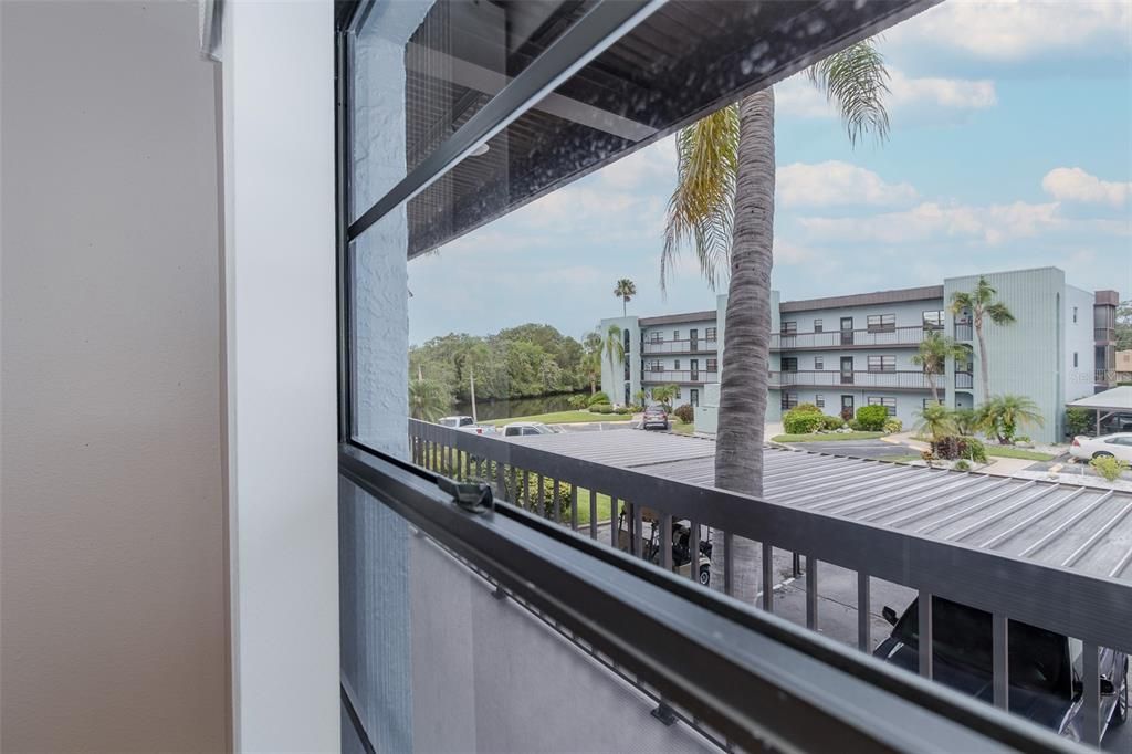 合同活跃: $134,900 (2 贝兹, 2 浴室, 1056 平方英尺)