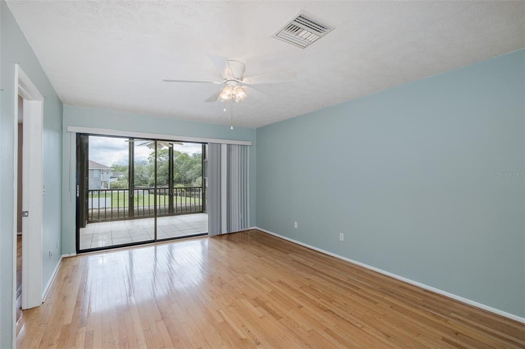 合同活跃: $134,900 (2 贝兹, 2 浴室, 1056 平方英尺)